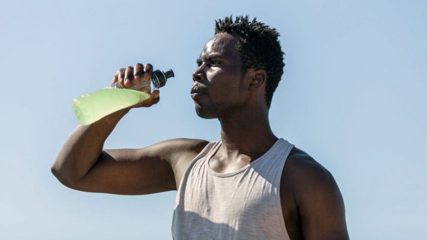 Un homme boit une boisson énergétique