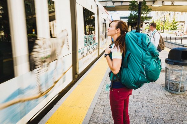 Une voyageuse regarde un train partir