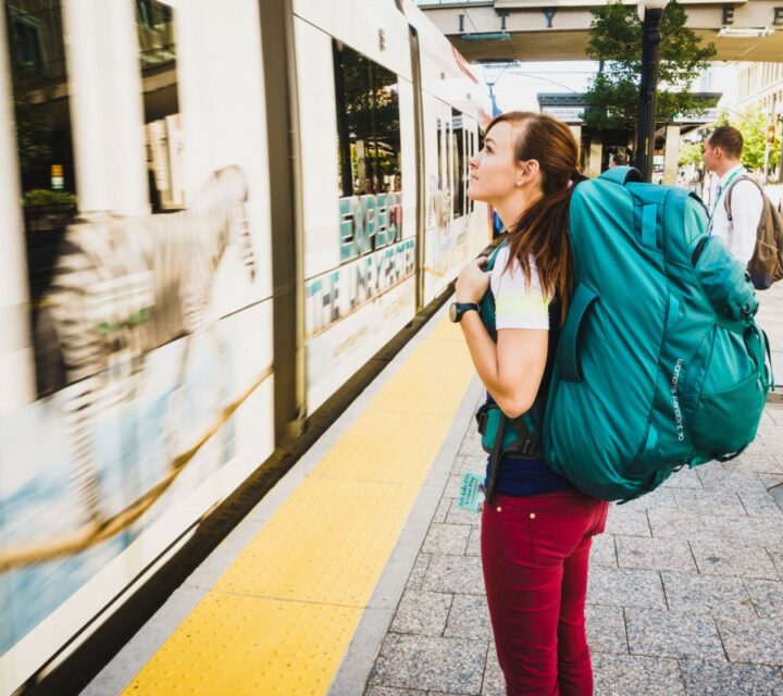 Une voyageuse regarde un train partir