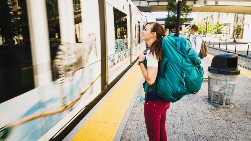 Une voyageuse regarde un train partir