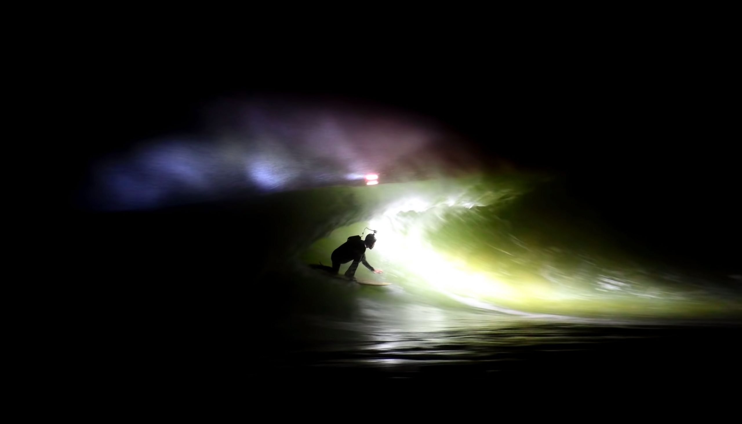 Un surfeur test la frontale Black Swan de nuit.