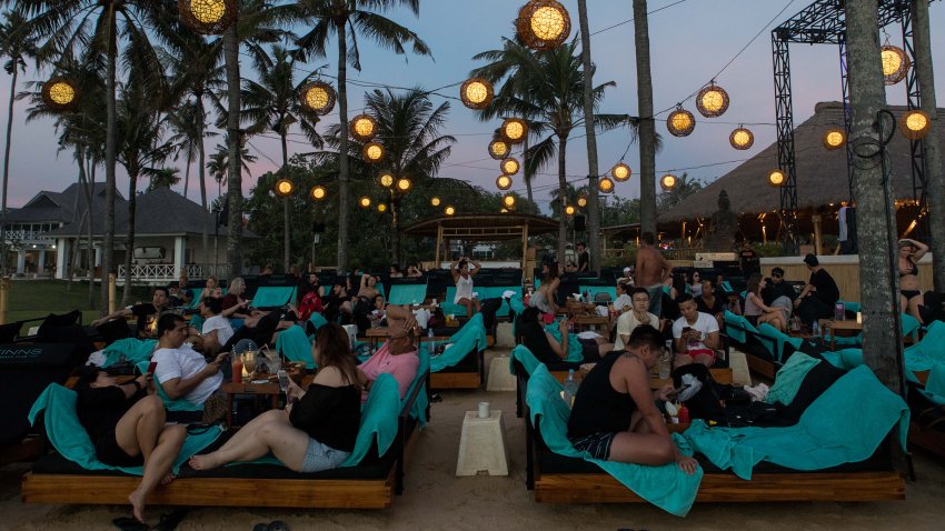 Des gens assis dans un bar de plage à Bali