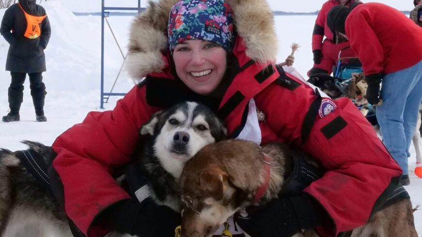 La musheuse Blair Braverman entourée de ses chiens