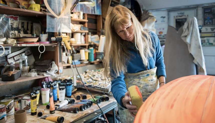 Cher Pendarvis dans son atelier de shape de planches de surf