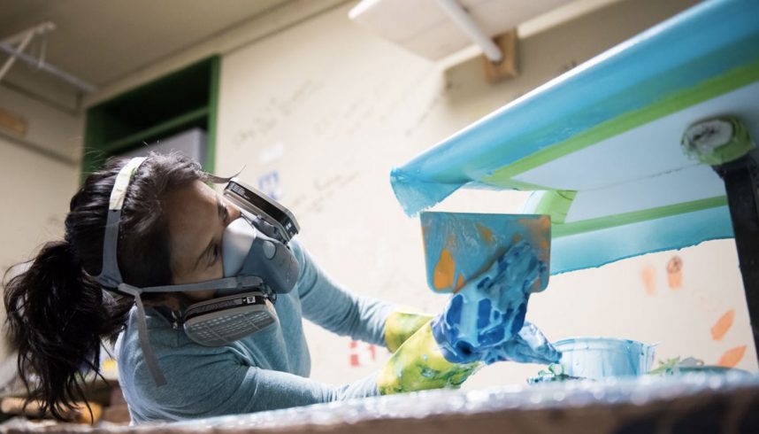 Dewi Malopsi dans son atelier de shape de planches de surf