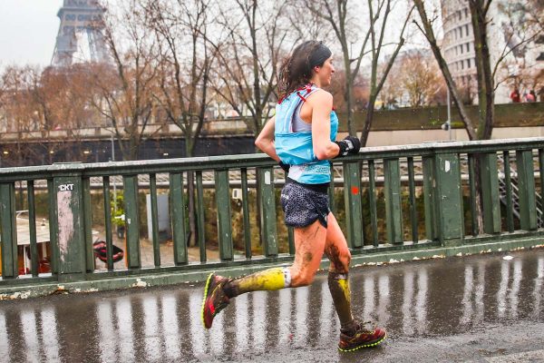 Jennifer Fontaine arrivant dans les rues de Paris pendant l'Ecotrail