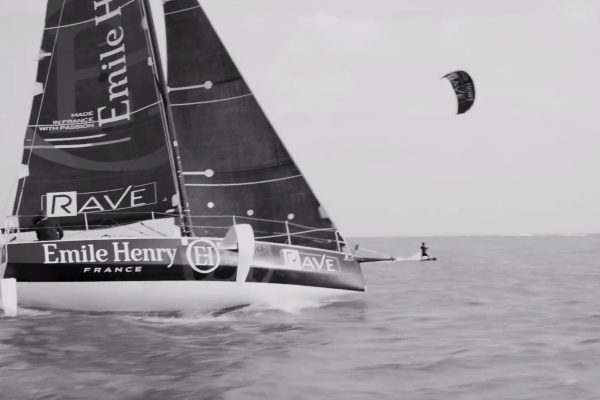 Course entre un Figaro 3 et un kite-surf