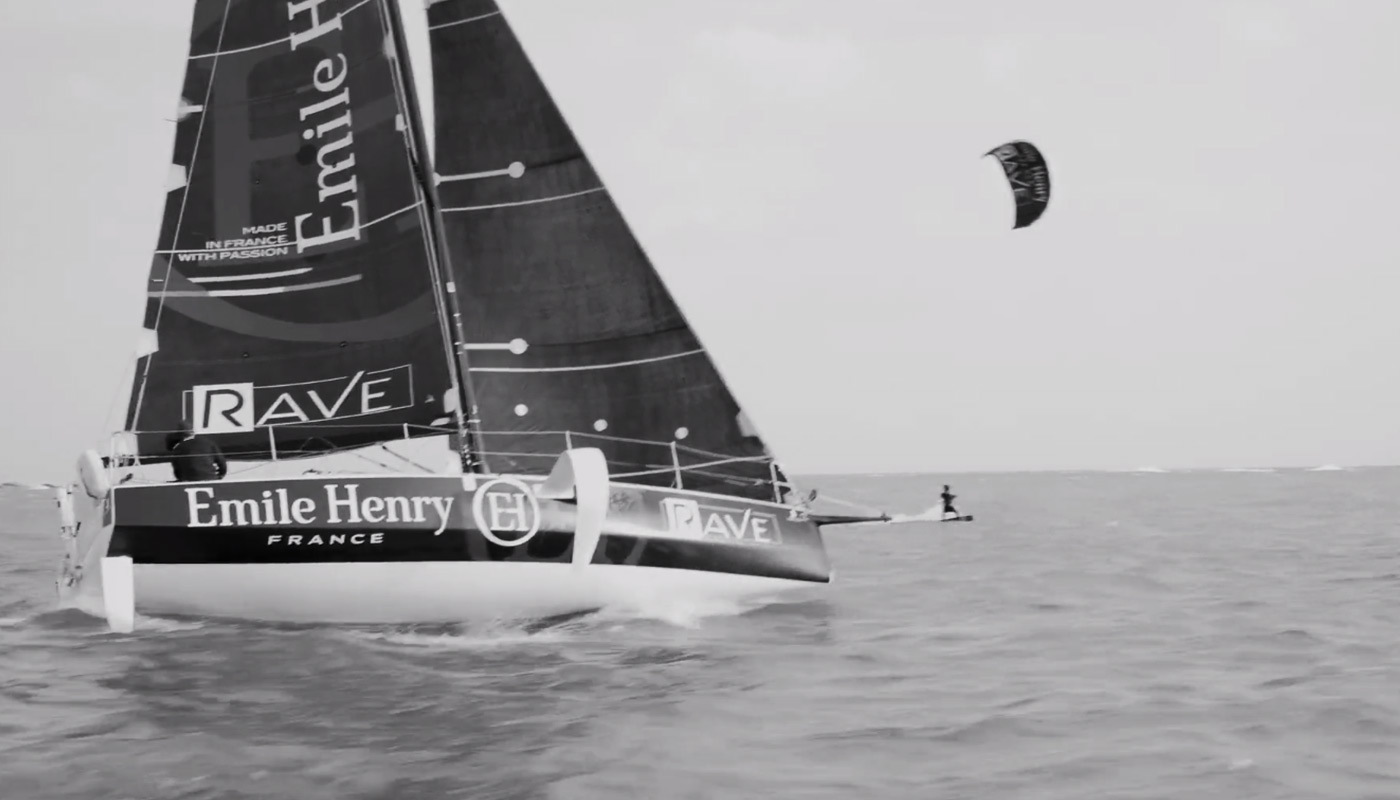Course entre un Figaro 3 et un kite-surf