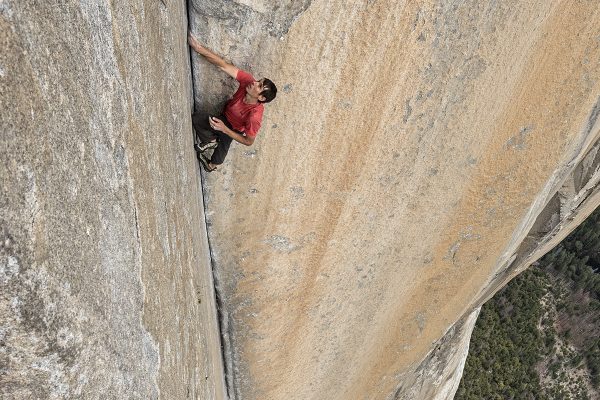 Alex Honnold grimpant El Capitan