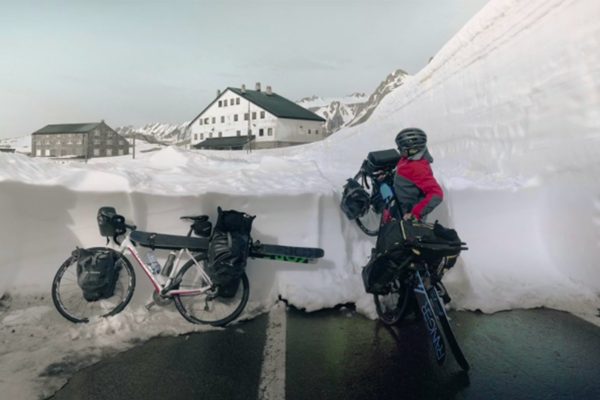 Cycliste arrêté sur une route enneigée