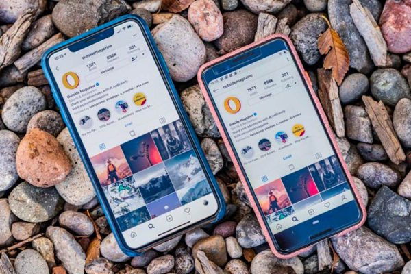 iPhone Xs Max et Google Pixel 3 posés sur des cailloux