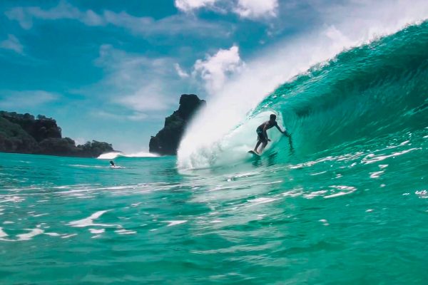 Italo Ferreira en train de surfer à Fernando de Noronha