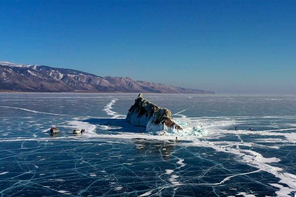 Photo de drone du lac Baikal gelé