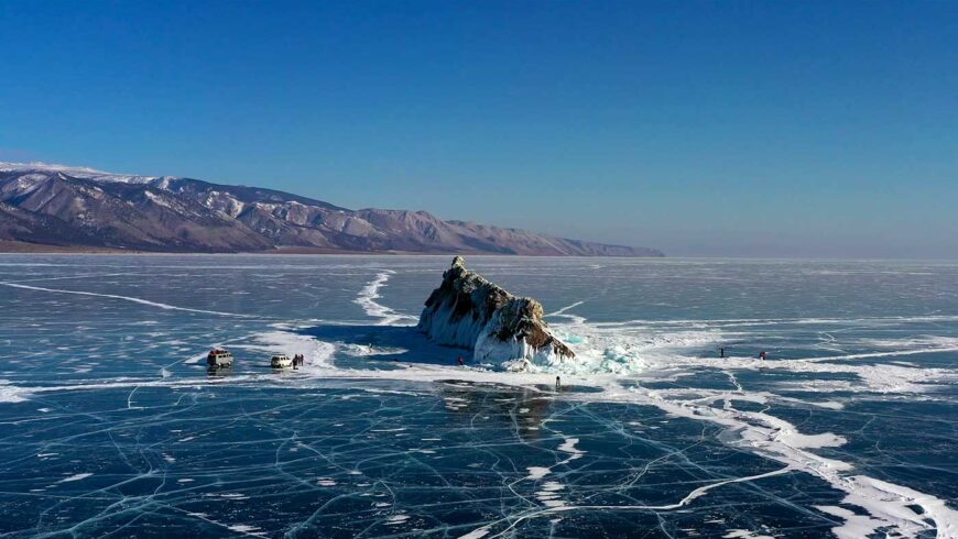 Photo de drone du lac Baikal gelé