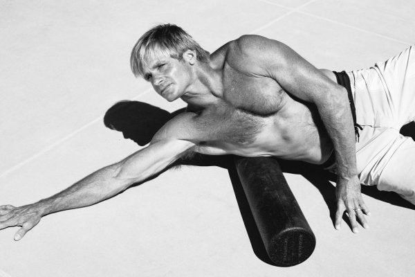 Laird Hamilton utilise un rouleau de massage