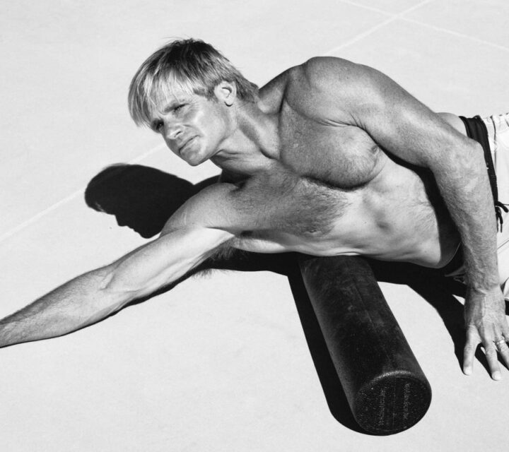 Laird Hamilton utilise un rouleau de massage