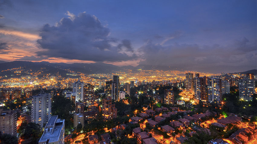 Vue de nuit de Medellin en Colombie