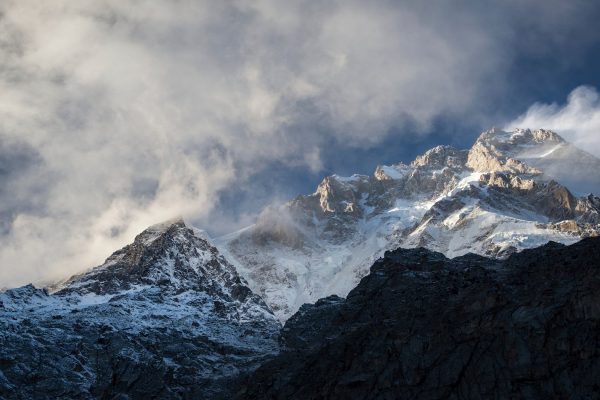 La montagne Nanga Parbat enneigée dans la brume