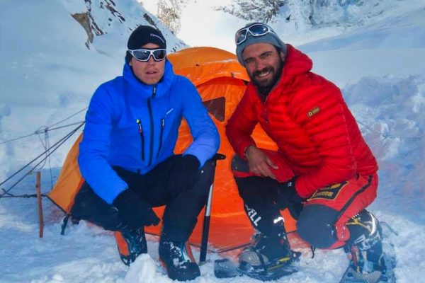 Tom Ballard et Daniele Nardi devant leur tente sur les pentes du Nanga Parbat