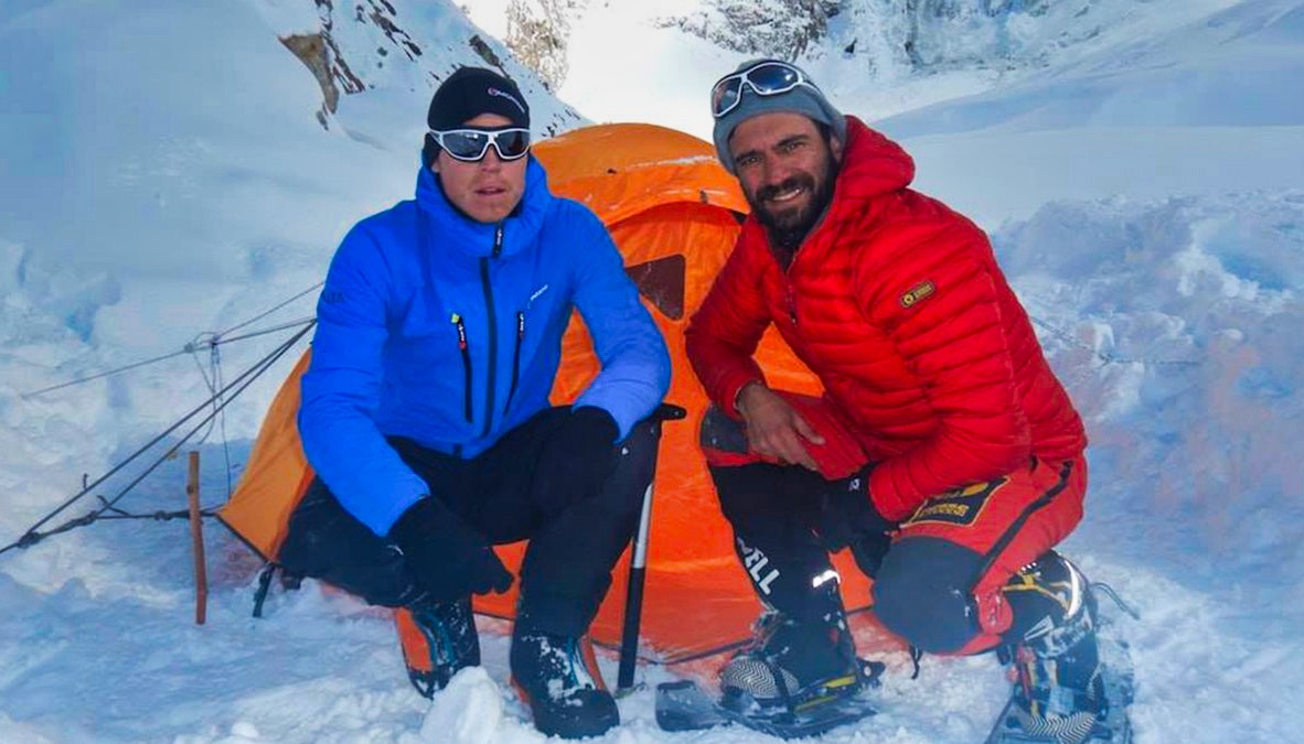 Tom Ballard et Daniele Nardi devant leur tente sur les pentes du Nanga Parbat