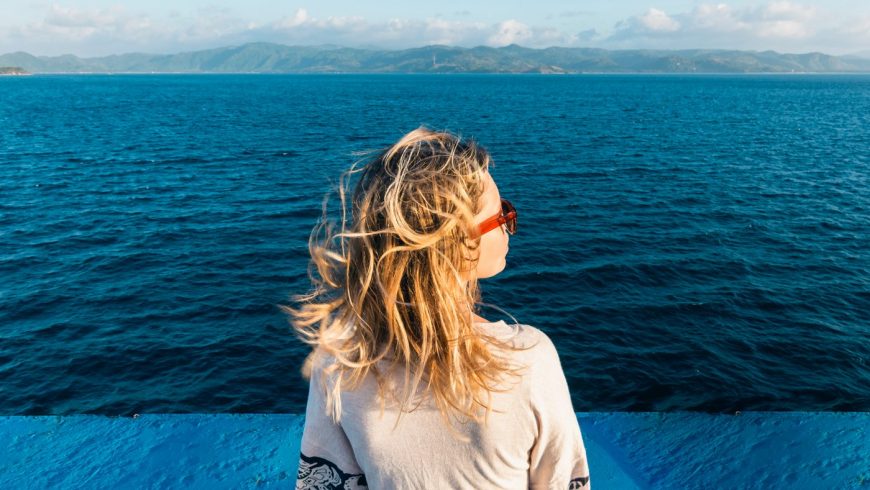 Une femme observe la mer