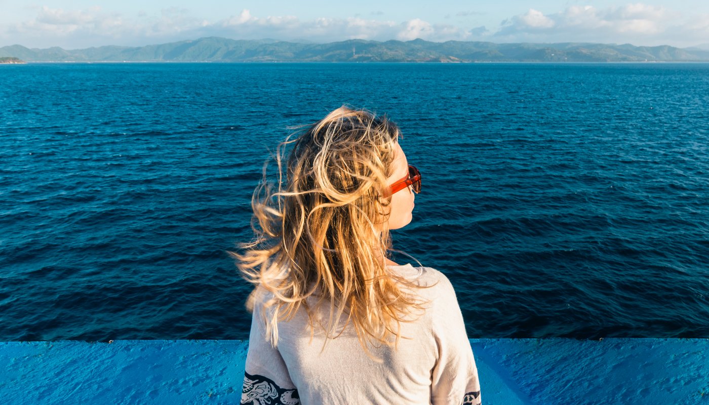 Une femme observe la mer