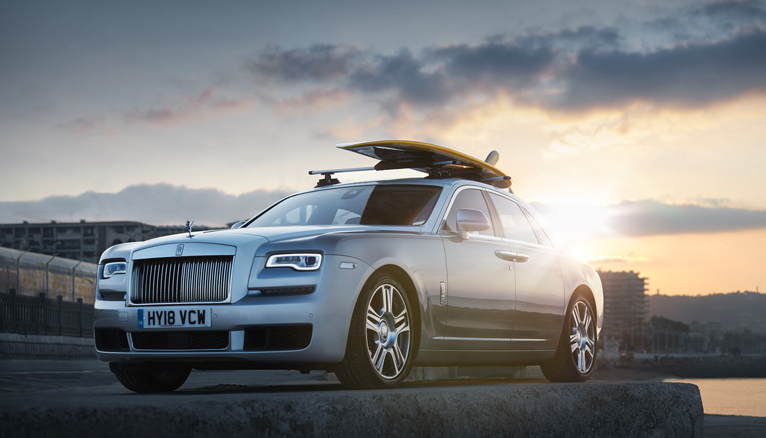 Rolls-Royce Ghost avec une planche de surf