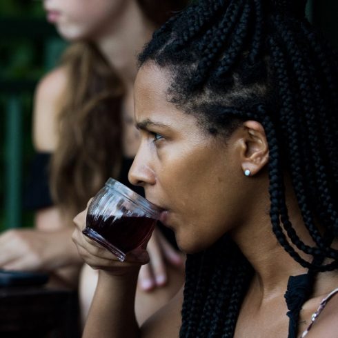 Une femme de profil boit un café