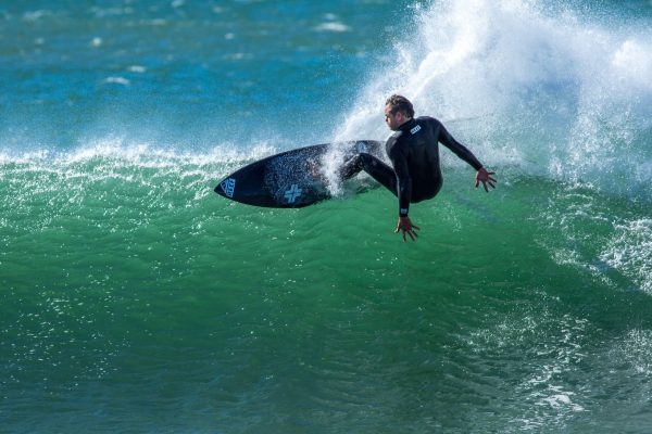 Taylor Knox surfant la vague