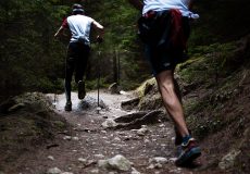 Deux traileurs sur un sentier dans la nature