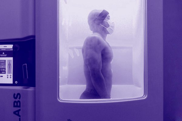 Homme dans une machine de cryothérapie