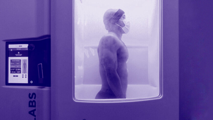 Homme dans une machine de cryothérapie