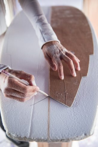 Valérie Duprat en train de shaper une planche de surf