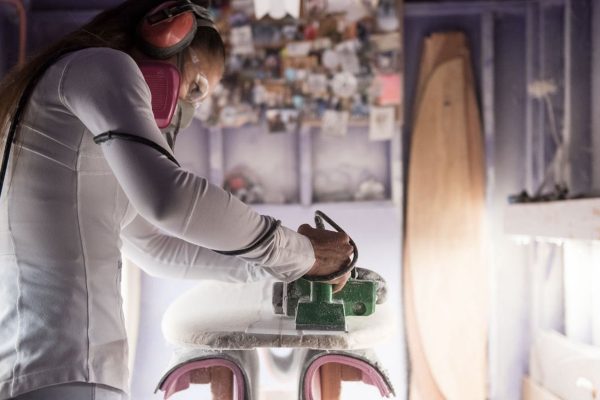 Valérie Duprat shapeuse française de planches de surf dans son atelier californien