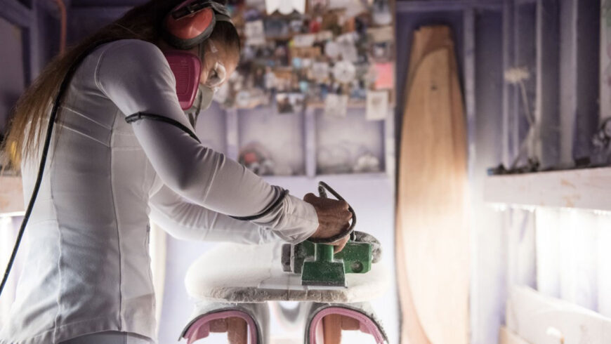 Valérie Duprat shapeuse française de planches de surf dans son atelier californien