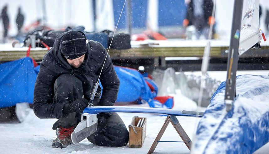 préparation des bateaux pour la régate de voile sur glace ou ice sailing en anglais