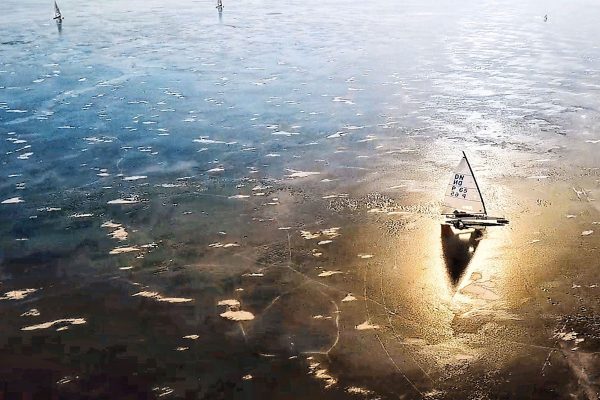 voile sur glace ou ice sailing en anglais