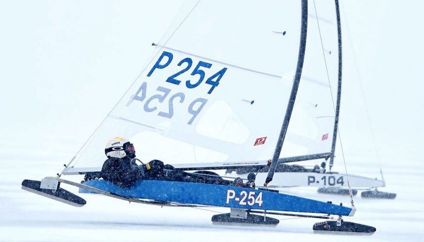 Un DN bleu dans une course de voile sur glace ou ice sailing en anglais
