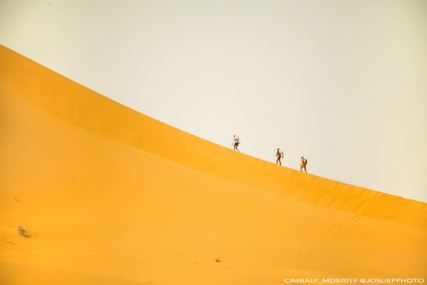 Marathon des sables 2019, trois coureurs montent une dune