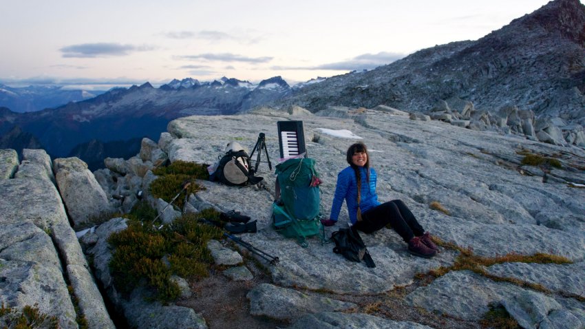 Une musicienne randonneuse avec son piano en pleine montagne