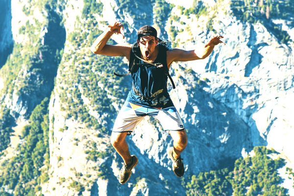 Illustration livre Eloge de la peur avec un homme en chute libre