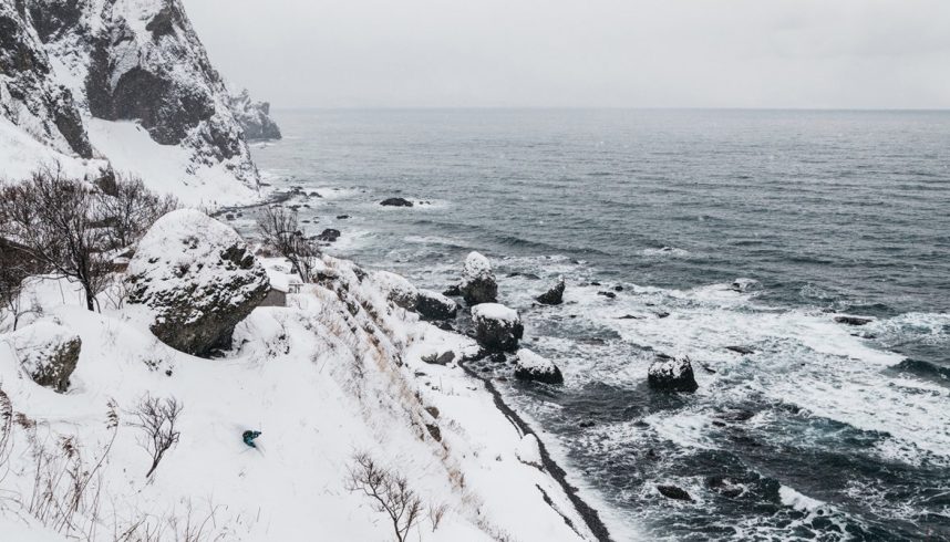 Sous la neige du Japon la montagne rejoint l'océan