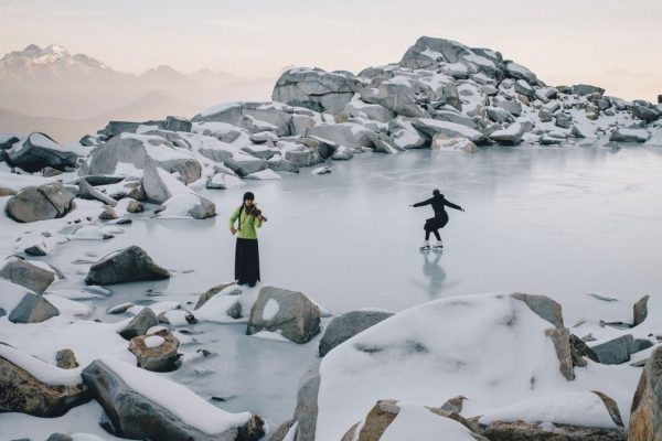 Anastasia Allison (la violoniste) and Rose Freeman en pleine nature