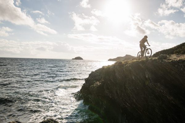 Une cycliste à VTT sur l'ile de Porquerolles