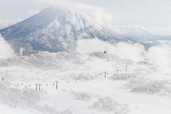 Sur le Mont Yotei, les remontées mécaniques de la station Niseko Village.