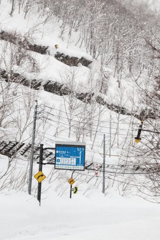 Un skieur saute une barrière anti-avalanche au Japon