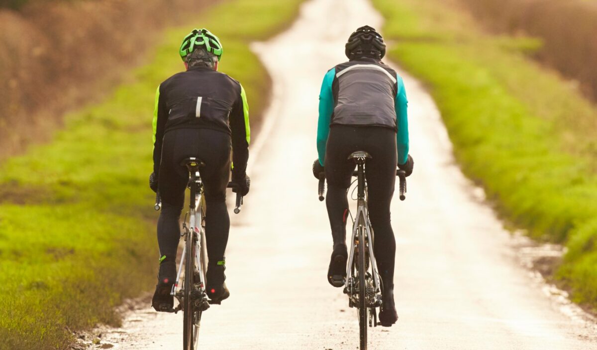 Deux cyclistes sur une petite route de campagne