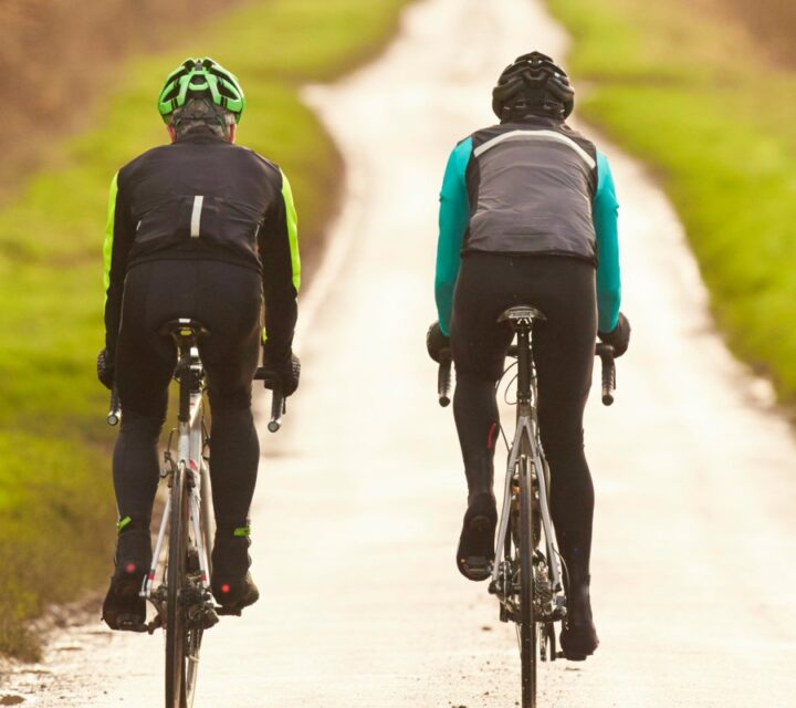 Deux cyclistes sur une petite route de campagne