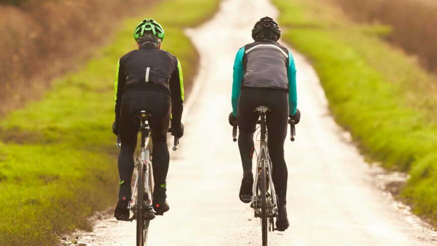 Deux cyclistes sur une petite route de campagne