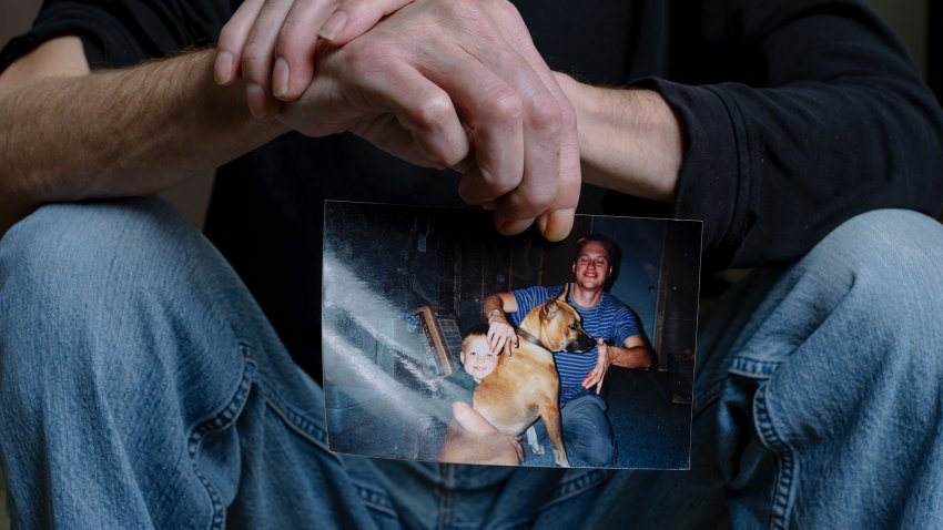 Tim Friede tien l'une de ces deux photos affichées sur le frigo. On le voit avec son fils et son chien juste après sa première morsure par un cobra égyptien.